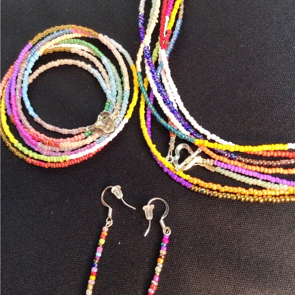 Multi-Colored Multi-Strand Glass Beaded Necklace, Bracelet, & Earring Set. - Picture 7 of 9